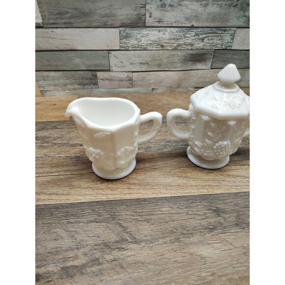 WESTMORELAND VINTAGE SUGAR BOWL & CREAMER Raised PANELED GRAPE WHITE MILK GLASS - Picture 6 of 10